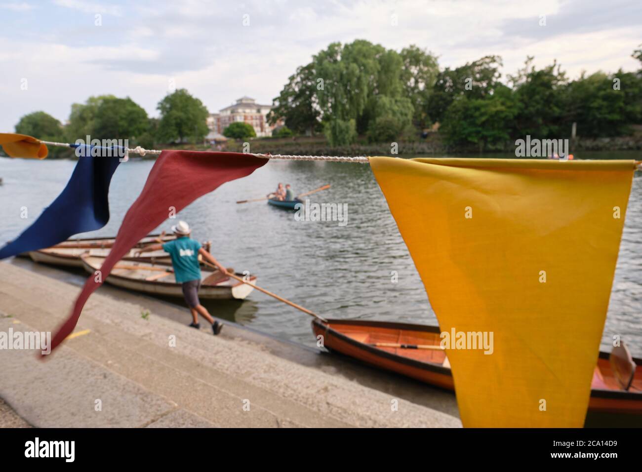 Blick auf die farbenfrohe Fluganlage der Buccleuch Passage in Richmond mit der Themse und Ruderbooten im Hintergrund. Stockfoto