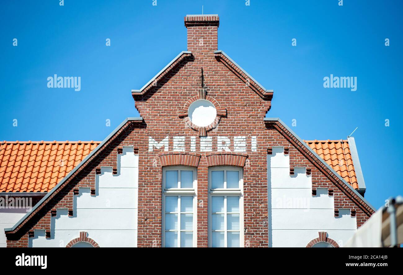 Norderney, Deutschland. Juli 2020. Der Schriftzug 'Brauerei' wird auf das historische Gebäude des Restaurants aufgebracht. Das Ausflugsrestaurant in der alten Meierei am östlichen Rand der Insel hat eine lange Tradition. Quelle: Hauke-Christian Dittrich/dpa/Alamy Live News Stockfoto