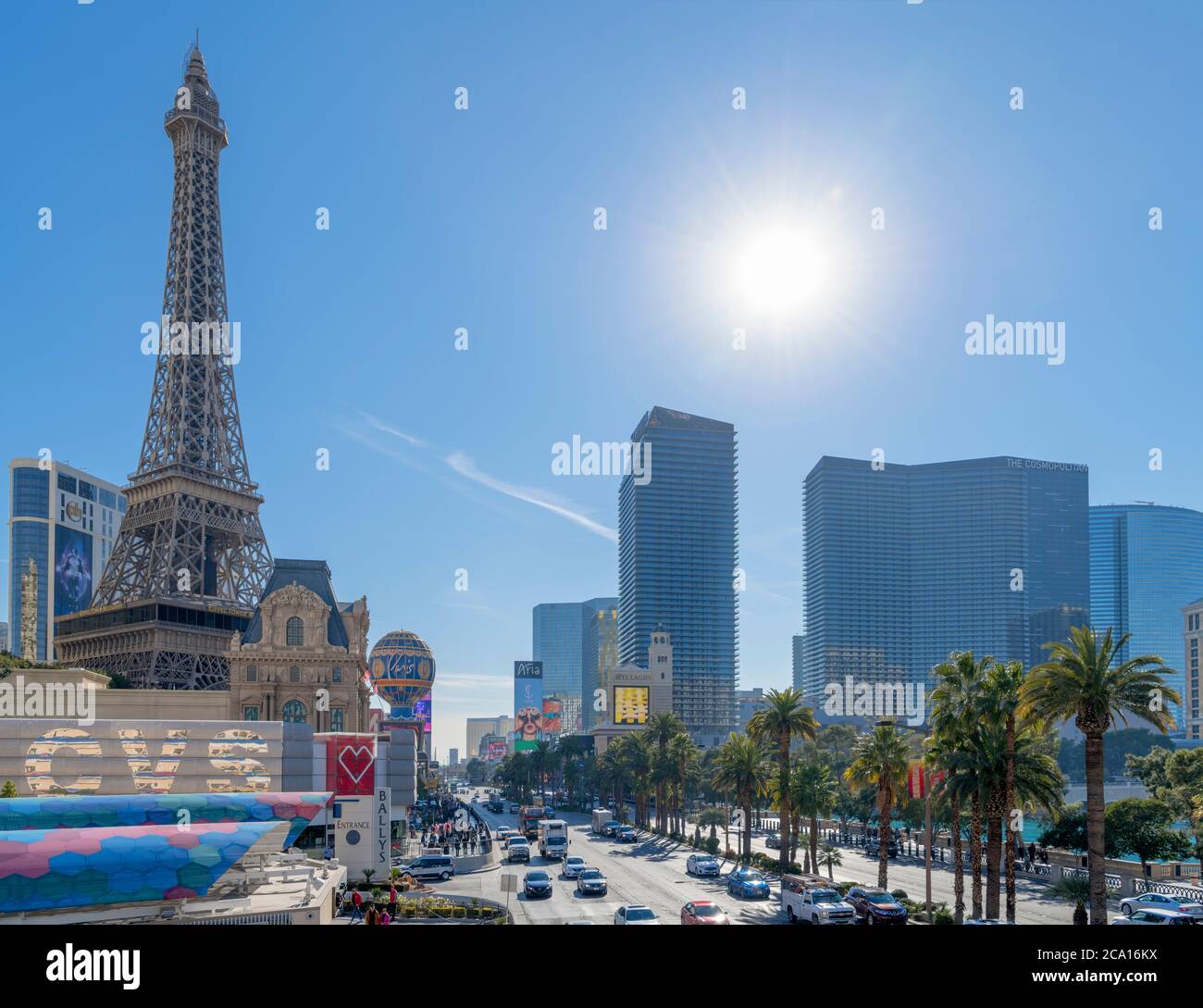 Las Vegas Strip. Blick auf den Las Vegas Boulevard in Richtung Paris Las Vegas Hotel und Casino, Las Vegas, Nevada, USA Stockfoto