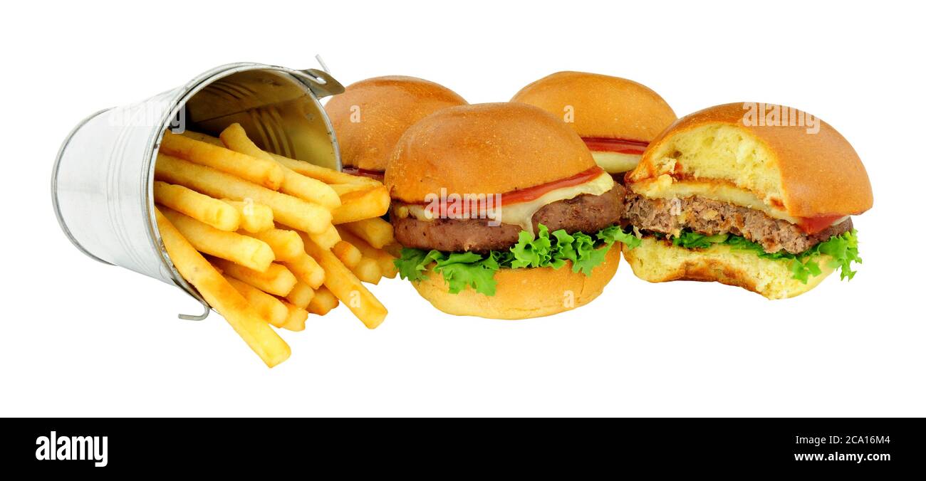 Gruppe von Cheeseburger-Sliders in Brioche-Brötchen und ein getippter Miniatur-Eimer mit Pommes auf weißem Hintergrund Stockfoto