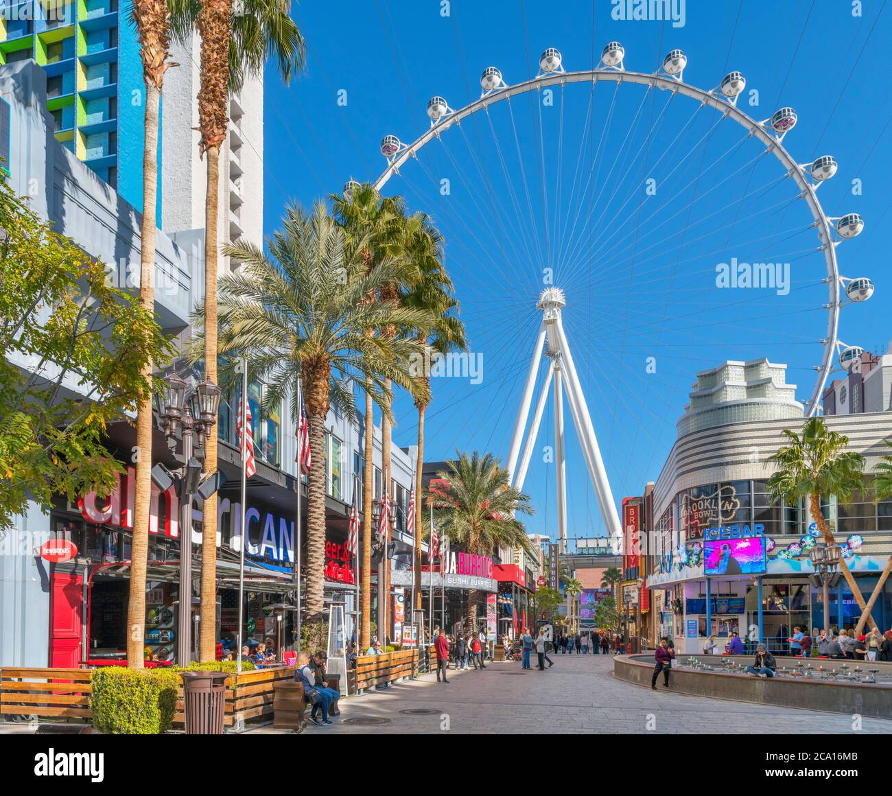 High Roller, Las Vegas. Geschäfte, Bars und Restaurants auf der Linq Promenade mit Blick auf das High Roller Riesenrad, Las Vegas, Nevada, USA Stockfoto