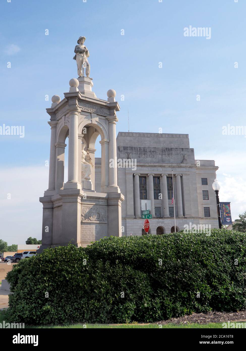 Wenige Fuß von der Staatslinie bei Texarkana gibt es ein konderates monumanet ', um loyale Konföderierte heraus ' mit einer Statue des ' Mutter '. Unten 'große konföderierte Mütter, wir würden Ihre Namen auf Monumente malen, damit die Männer sie als die Jahre für von lesen und Tribut zu zahlen Sie, die gegangen und zurückgegeben Helden-Söhne und gab ihnen Trost an diesem dunkelsten Tag, als sie nach Hause kamen mit gebrochenem Schwert.' Stockfoto