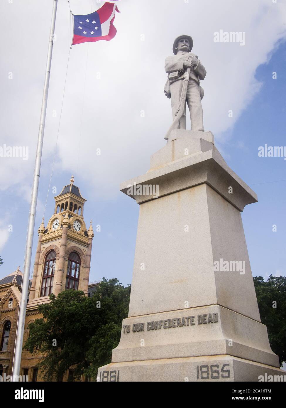 Wenige Fuß von der Staatslinie bei Texarkana gibt es ein konderates monumanet ', um loyale Konföderierte heraus ' mit einer Statue des ' Mutter '. Unten 'große konföderierte Mütter, wir würden Ihre Namen auf Monumente malen, damit die Männer sie als die Jahre von lesen und Tribut zu zahlen, um Sie, die gegangen und zurückgegeben Helden-Söhne und gab ihnen Trost an diesem dunkelsten Tag, als sie nach Hause kamen mit broen Schwert.' Stockfoto