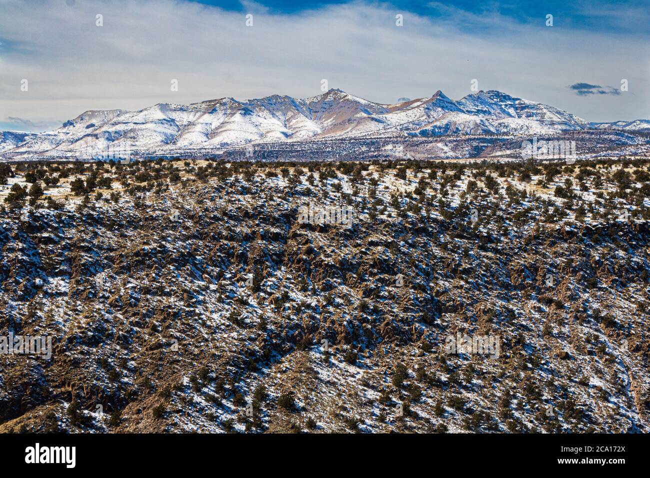 New Mexico Ebenen und schneebedeckten Bergen im Februar Stockfoto