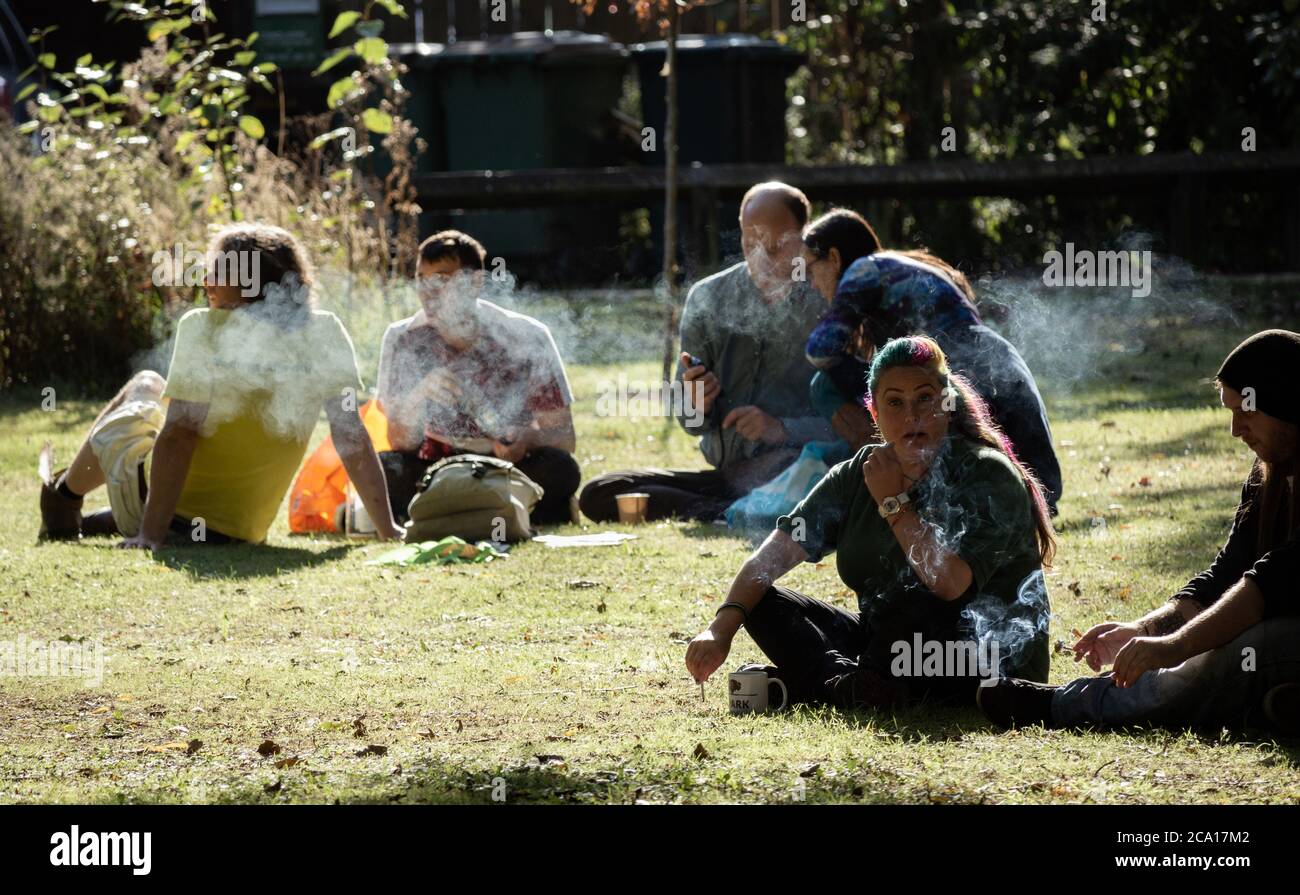 Menschen, die im Park rauchen. VEREINIGTES KÖNIGREICH Stockfoto