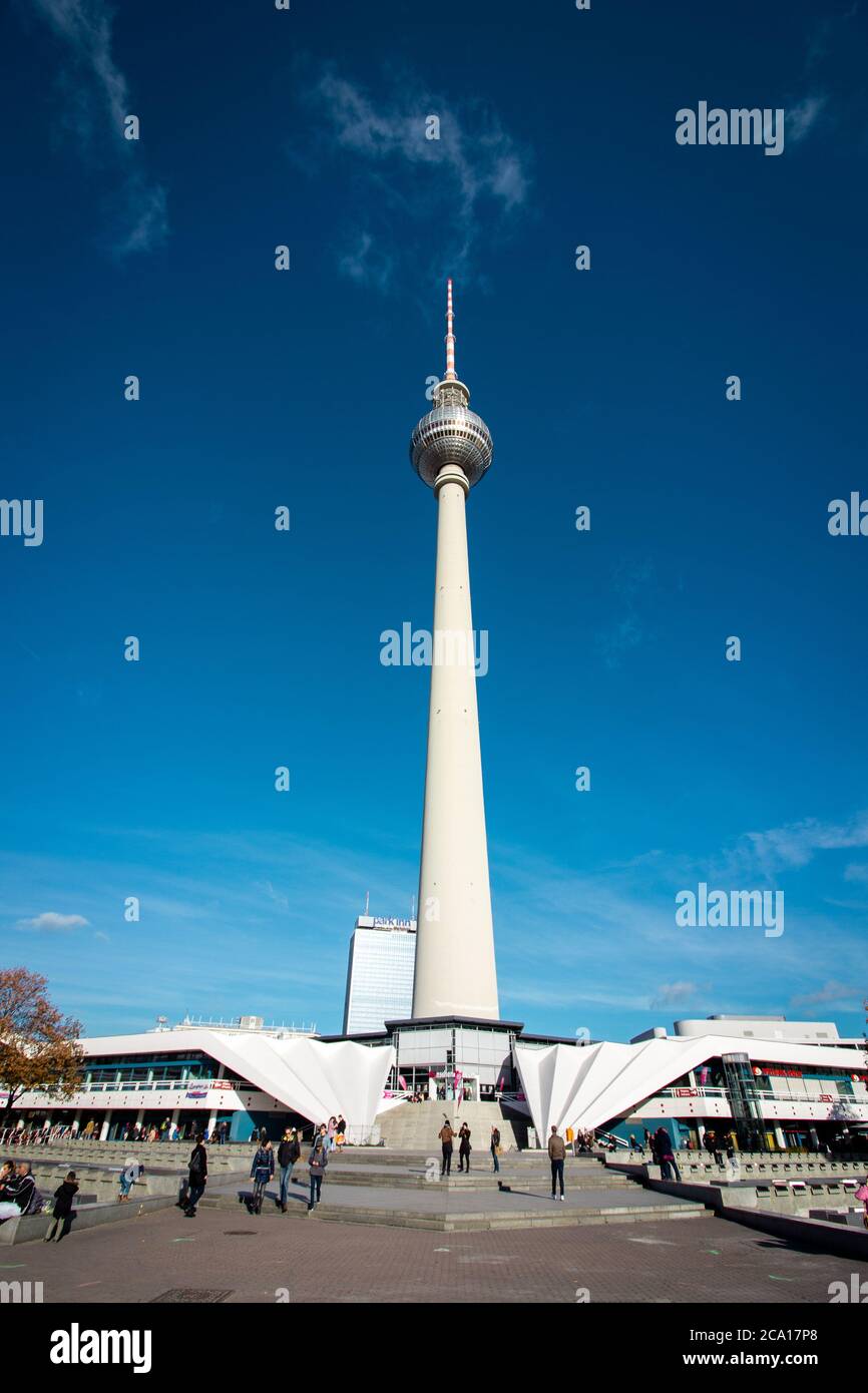 Der berühmte Fernsehturm in Berlin. Stockfoto