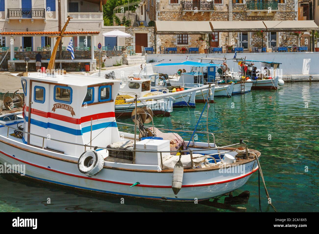 Fischerboote vertäuten im Hafen des Dorfes Agios Nikolaos in Messinia auf dem südlichen Peloponnes Griechenlands Stockfoto