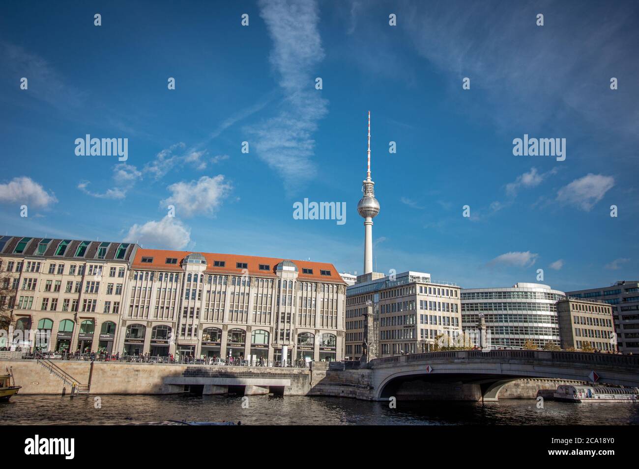 Friedrichsbrücke über die Spree und Berliner Fernsehturm im Hintergrund in Berlin, Deutschland. Stockfoto