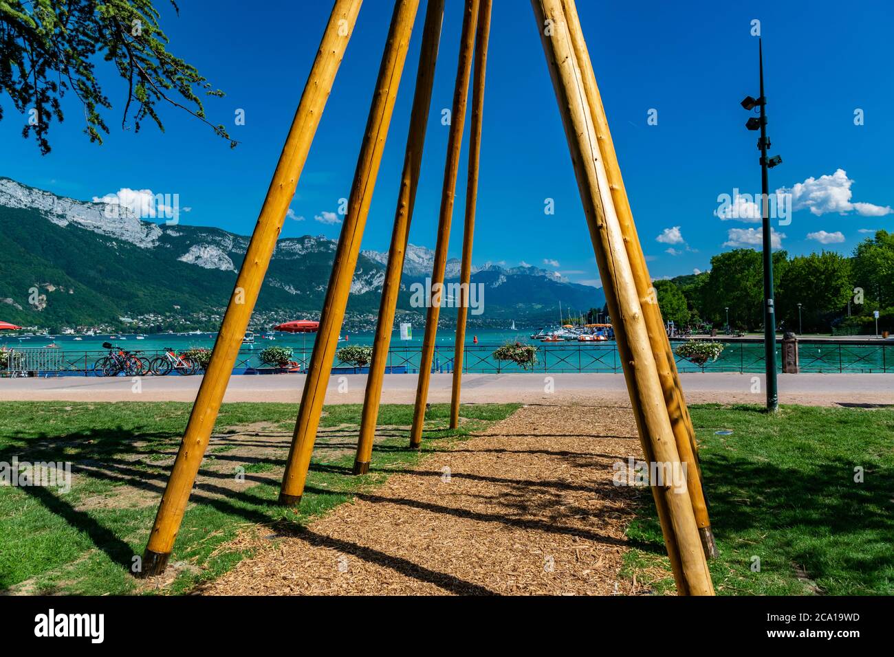 Blick auf Annecy See, Boote mit Touristen und Alpen Berge an sonnigen Tag mit blauem Himmel in Annecy Stadt. Stockfoto