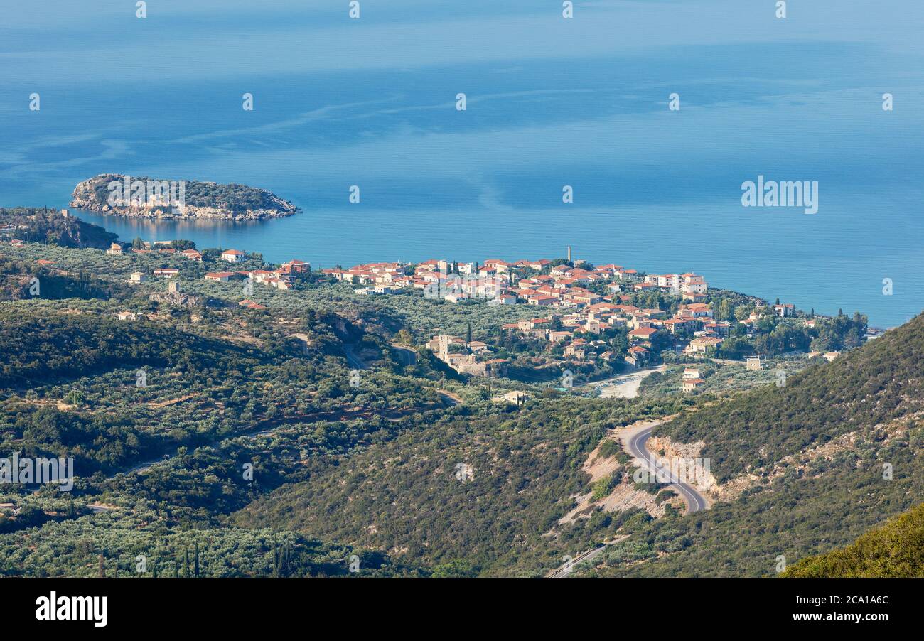 Blick auf die Küstenstadt Kardamili im südlichen Peloponnes Griechenlands Stockfoto