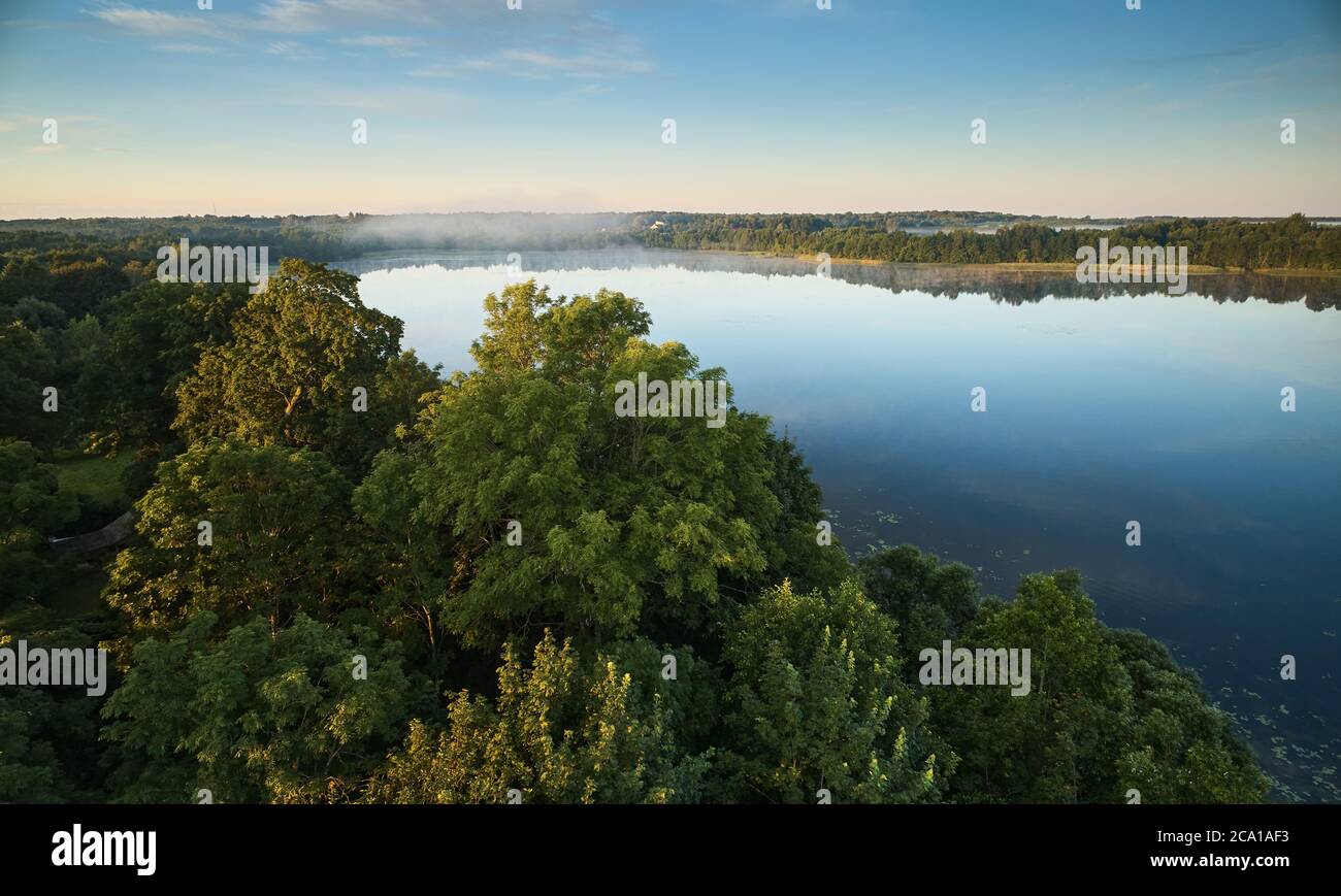 Nebliger See in der Sonnenaufgangszeit mit Nebelflugdrohne Stockfoto