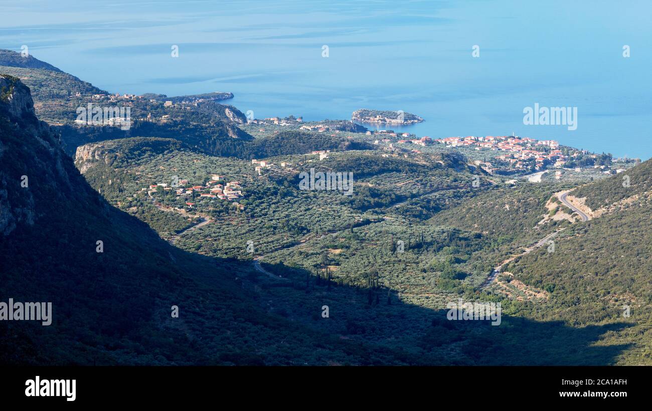 Blick auf die Küste der Halbinsel Mani auf dem südlichen Peloponnes in Griechenland mit Kardamili und Kalives, Agia Sophia und Petrovouni Villa Stockfoto
