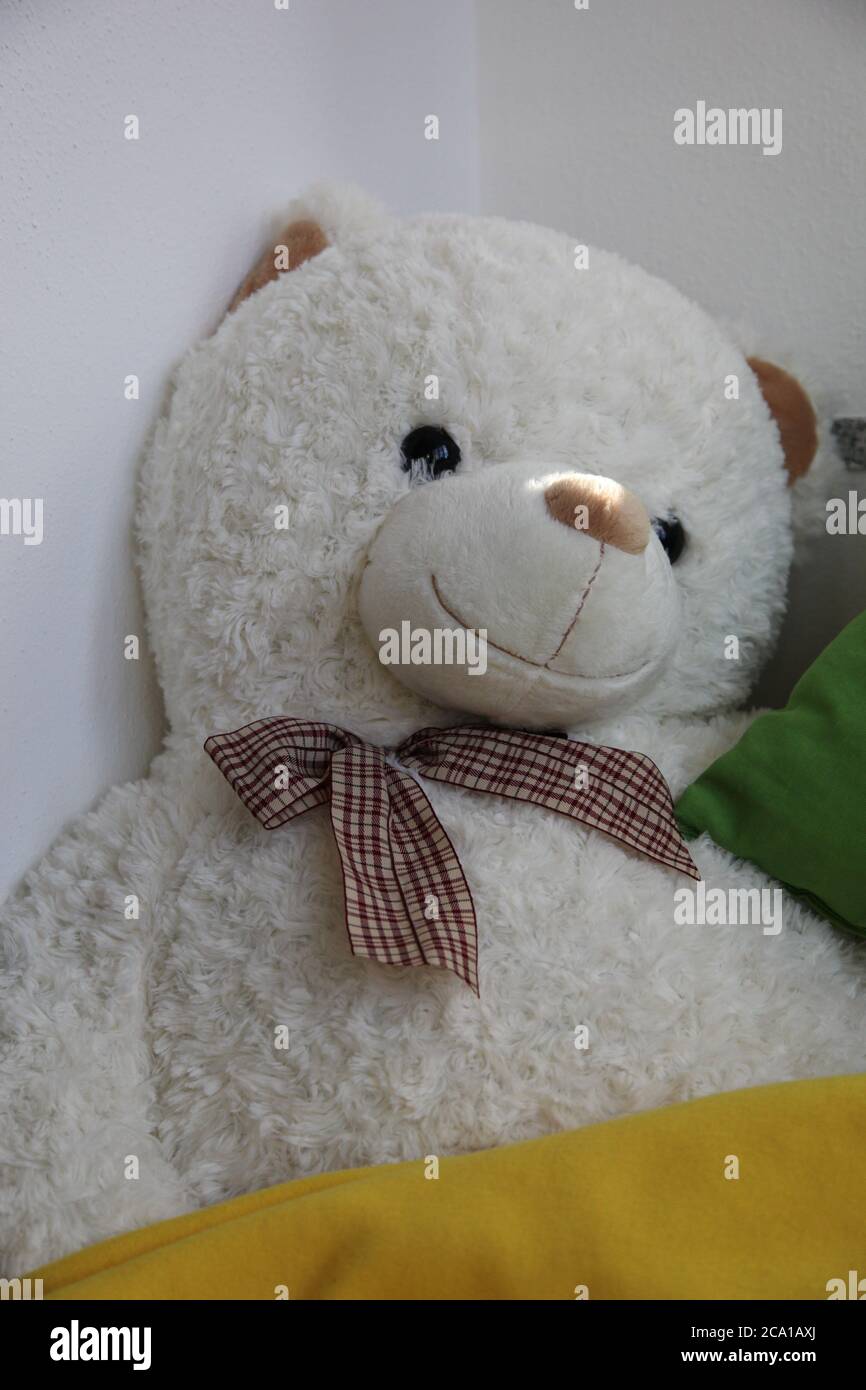 Großer weißer Teddybär mit lächelndem Gesicht Stockfoto