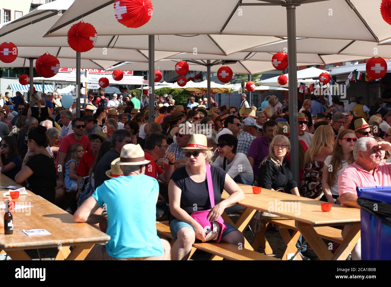 Zug / Schweiz - 01 2016. August: Feier des Schweizerischen Nationaltages (1. August) im Stadtzentrum von Zug - Altstadt, am See gelegen Stockfoto