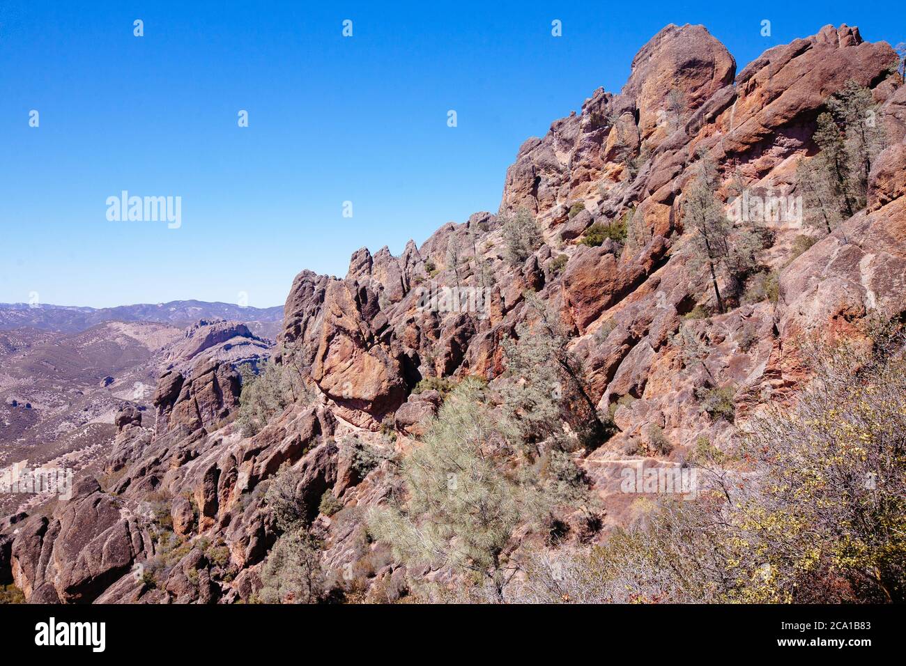 Blauer Himmel über dem High Peaks Trail im Pinnacles National Park Stockfoto