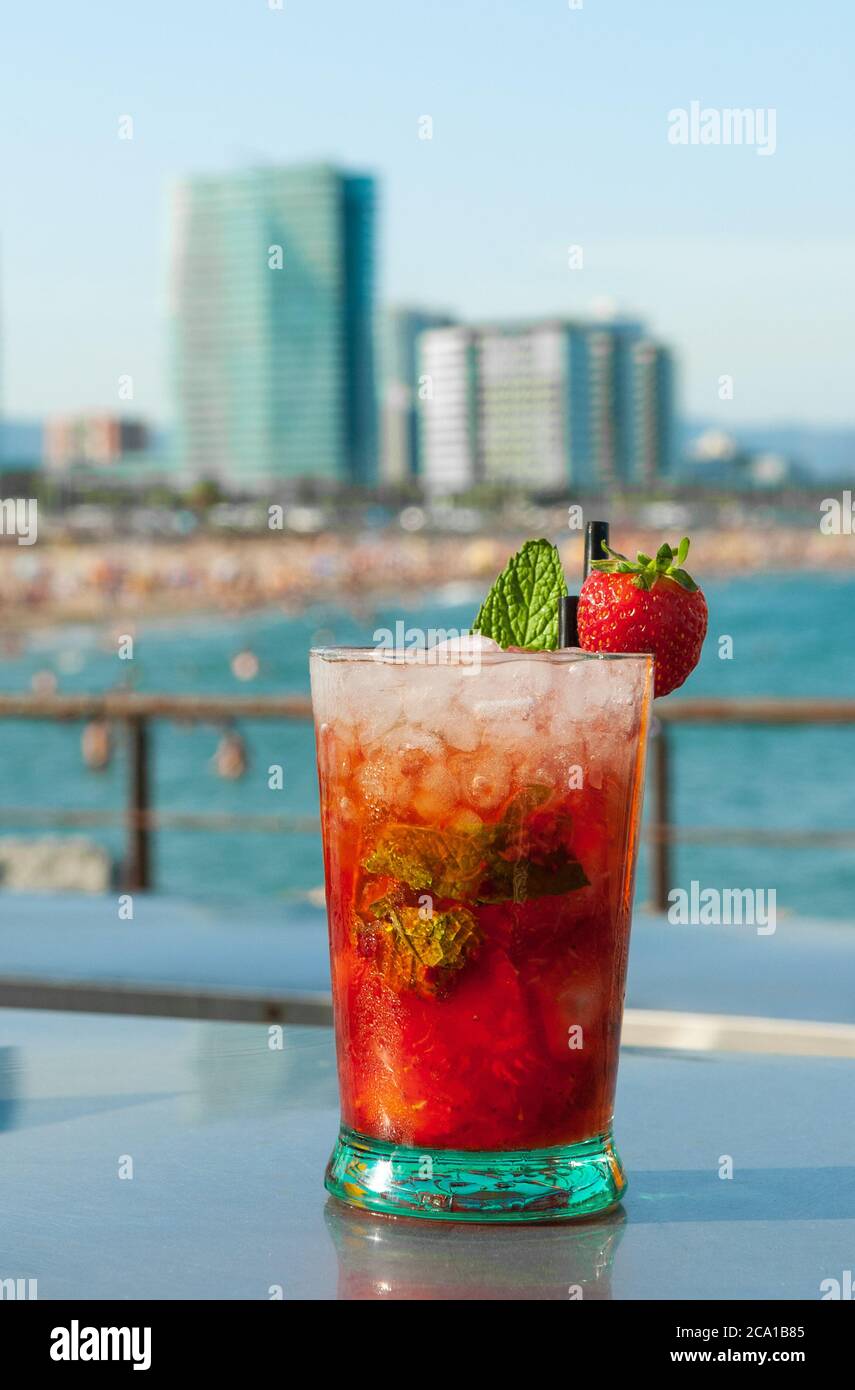 Erfrischendes Getränk mit roten Beeren am Strand in Barcelona Stockfoto