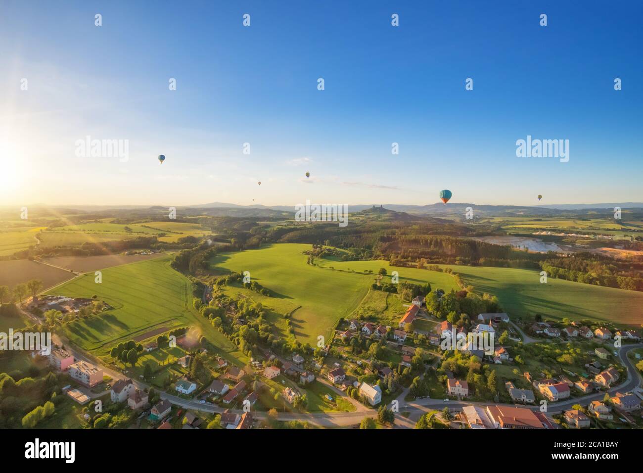 Gruppe von Heißluftballons fliegen über die ländliche Landschaft der Tschechischen republik, Europa. Flugreisen und Transport, wunderschöne Naturlandschaft Stockfoto