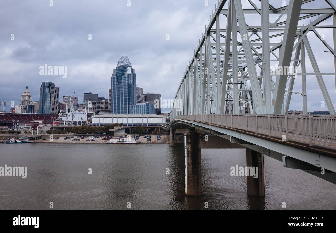 Taylor Southgate Bridge und Cincinnati Downtown Stockfoto