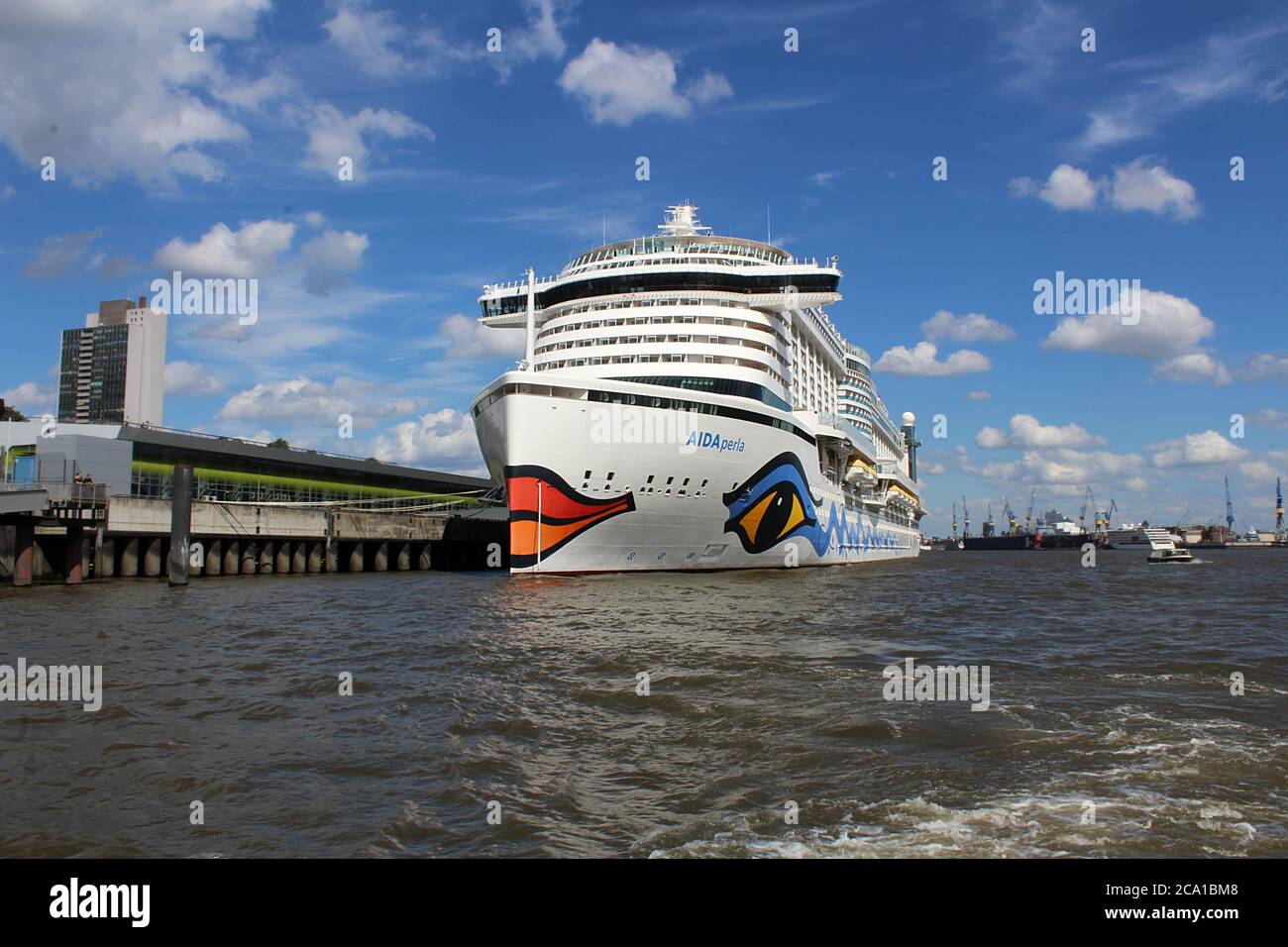 Hamburg, Deutschland - 28. Juli 2020: Das Kreuzfahrtschiff der AIDA Cruises, AIDAperla, im Hamburger Hafen an der Elbe. Stockfoto