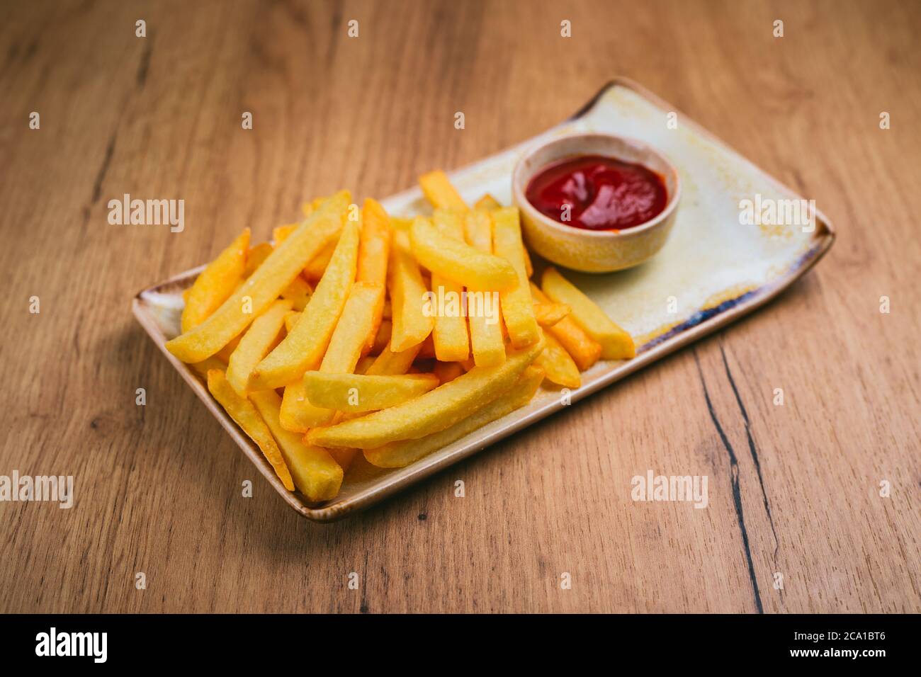 Pommes frites mit Ketchup auf einem Teller Stockfoto