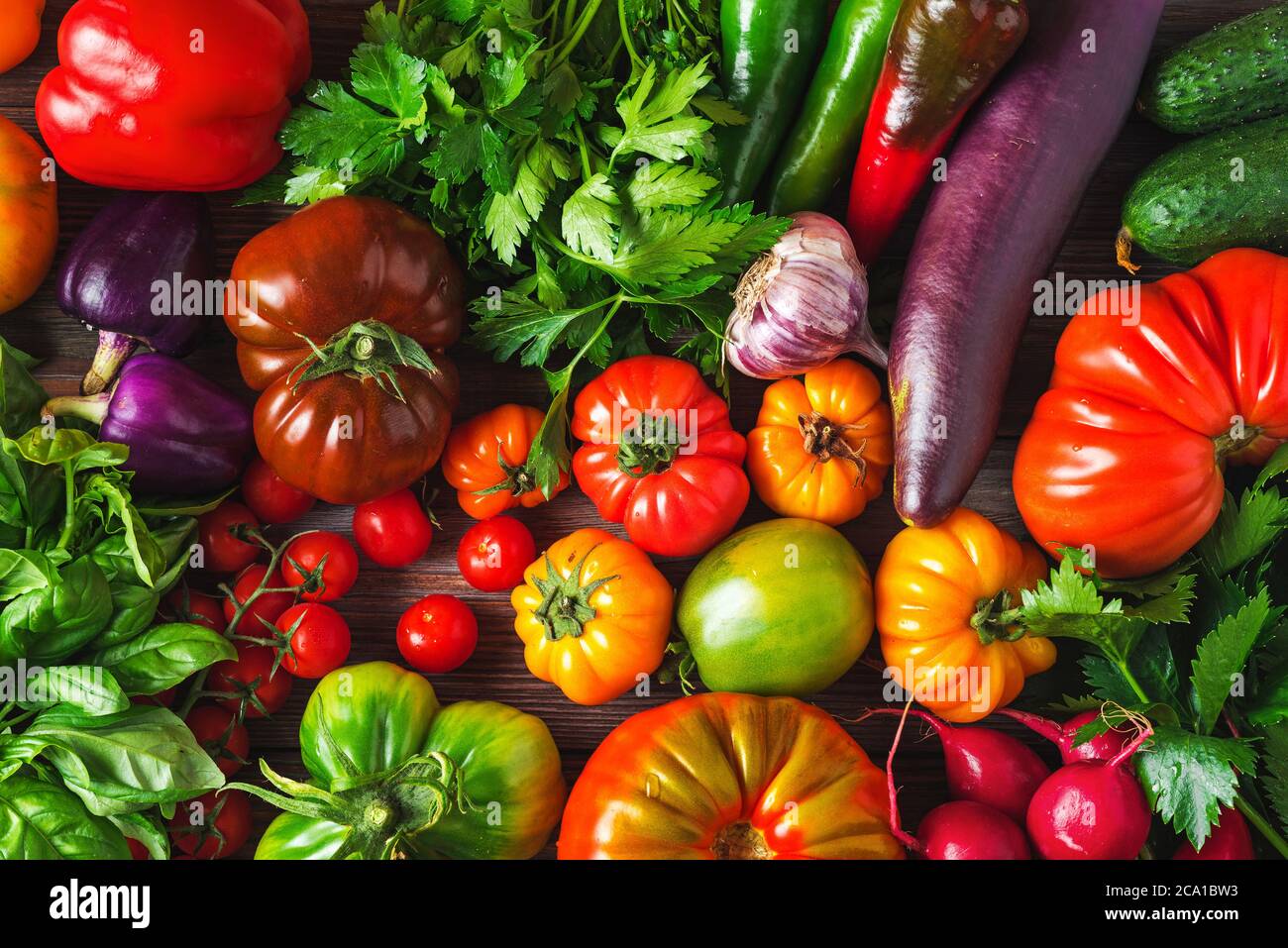 Auswahl an frischen reifen Bio-Gemüse. Gesunde vegane oder vegetarische Lebensmittel Hintergrund. Draufsicht Stockfoto