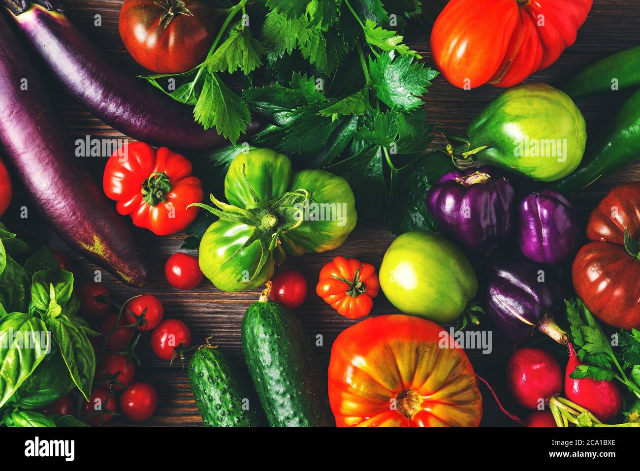 Auswahl an frischen reifen Bio-Gemüse. Gesunde vegane oder vegetarische Lebensmittel Hintergrund. Draufsicht. Vintage Toning Stockfoto