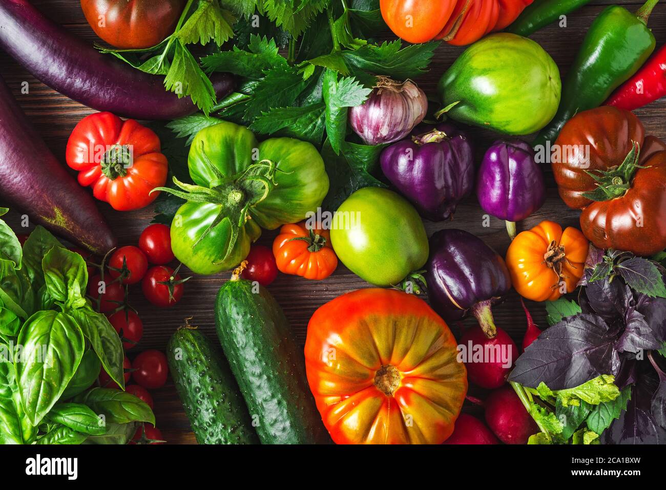 Frisches reifes Bio-Gemüse. Gesunde vegane oder vegetarische Lebensmittel Hintergrund. Draufsicht. Herbst Erntekonzept Stockfoto