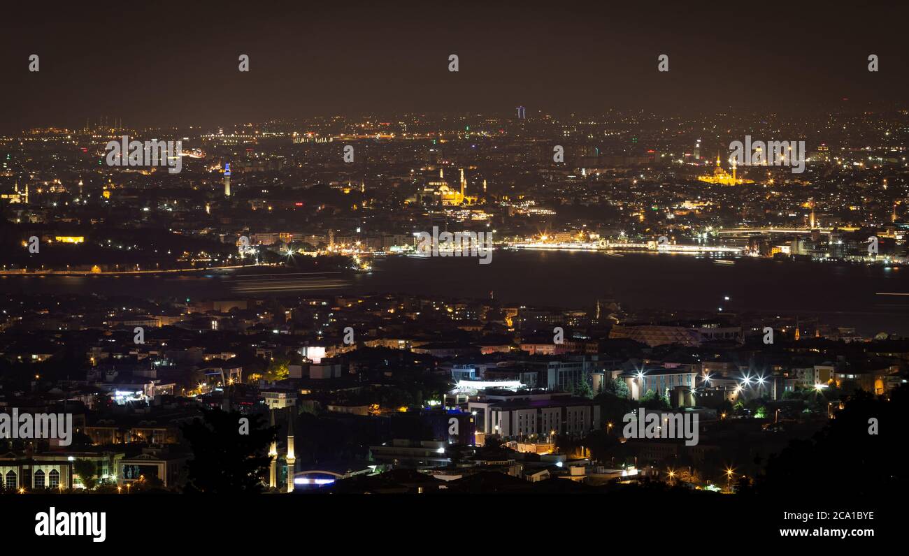 Panaromische Nachtansicht von Istanbul City, Türkei Stockfoto