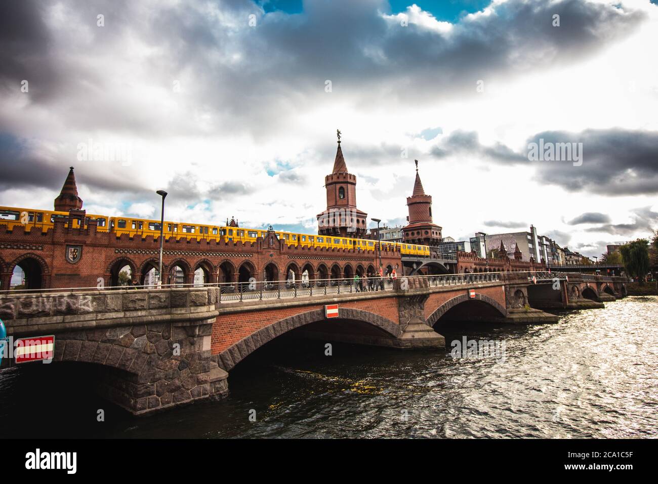 Oberbaumbrücke, eine Brücke über die Spree in Berlin. Stockfoto