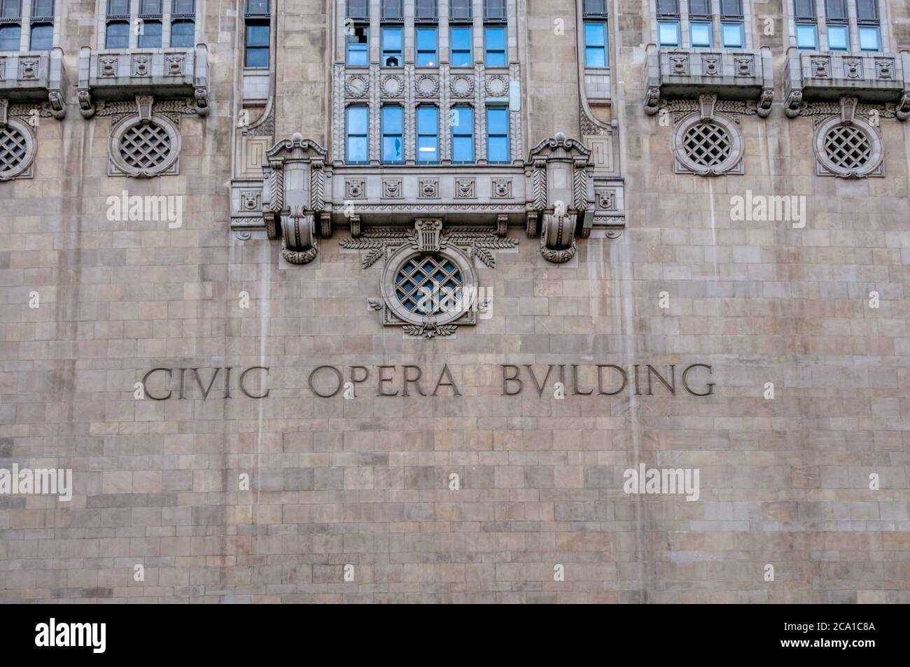 Geschnitztes Schild an der Seite des Chicago Civic Opera Building. Stockfoto
