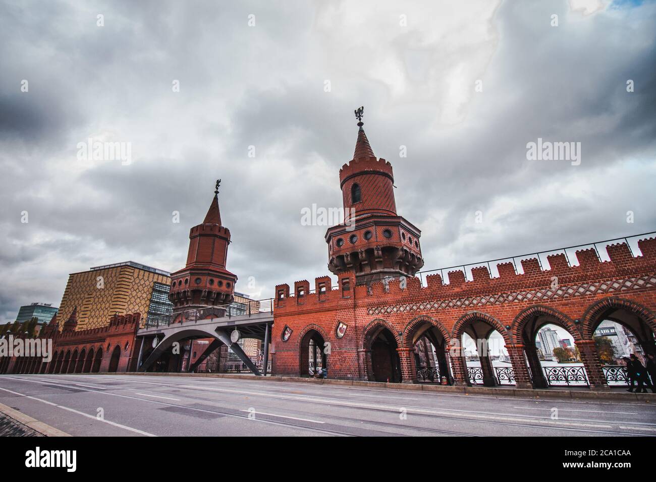 Oberbaumbrücke, eine Brücke über die Spree in Berlin. Stockfoto