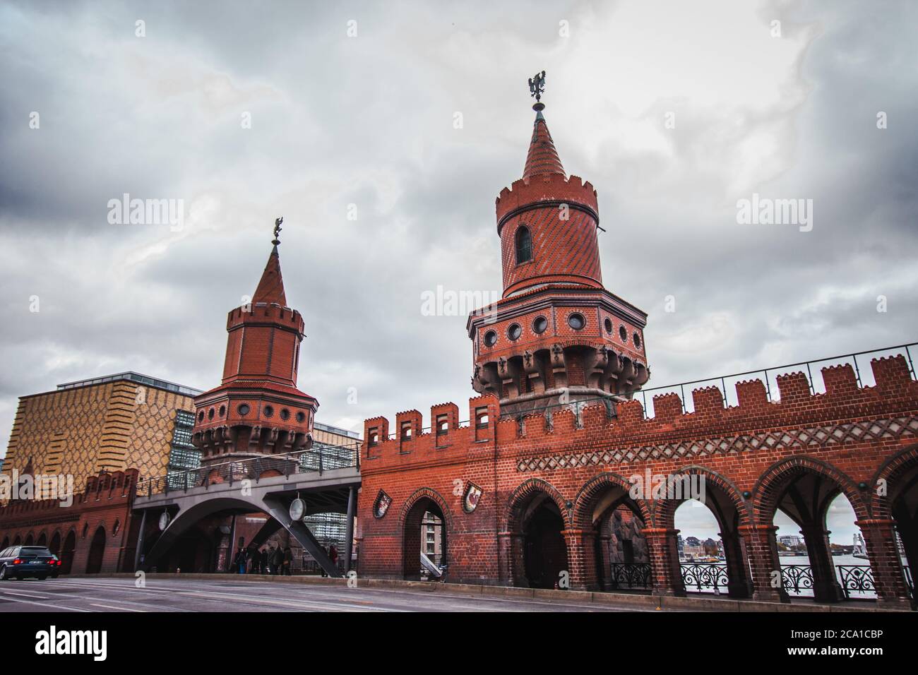 Oberbaumbrücke, eine Brücke über die Spree in Berlin. Stockfoto