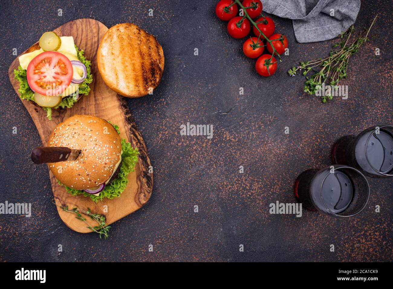 Burger und Cheeseburger mit Tomaten Stockfoto