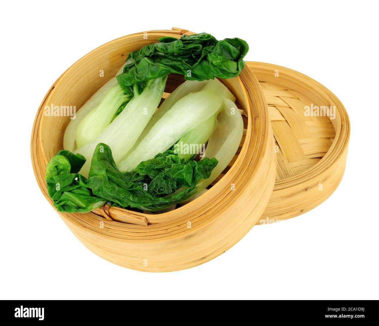 Frisch gedünstetes pak Choi chinesische Kohl in einem Bambus-Dampfgarer isoliert auf weißem Hintergrund Stockfoto
