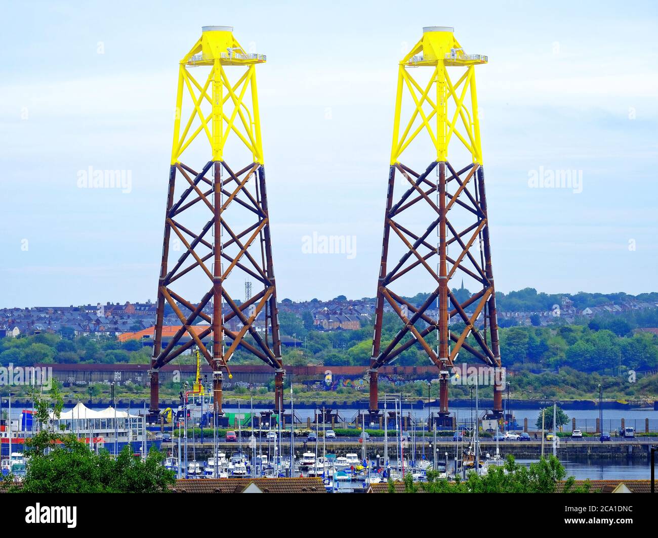 Die Windturbinen werden derzeit geliefert und verlassen Smulders Howdon Tyneside Werft zum schottischen Nigg Feld, das an der Marina bei North Shields wartet Stockfoto