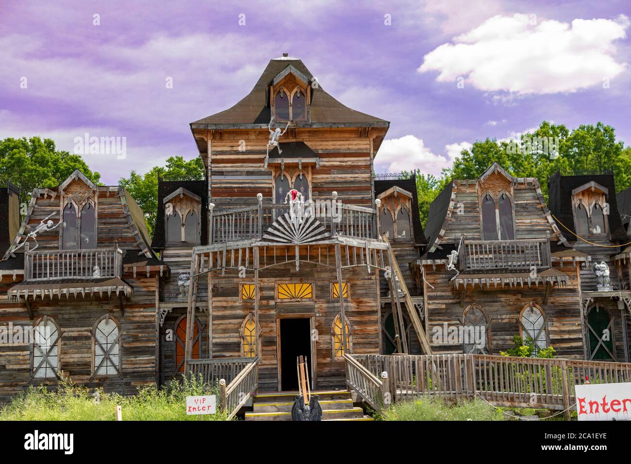 Holly, Michigan - Rotten Manor, ein Geisterhaus und eine Geisterwaldattraktion in der Nähe von Detroit. Stockfoto