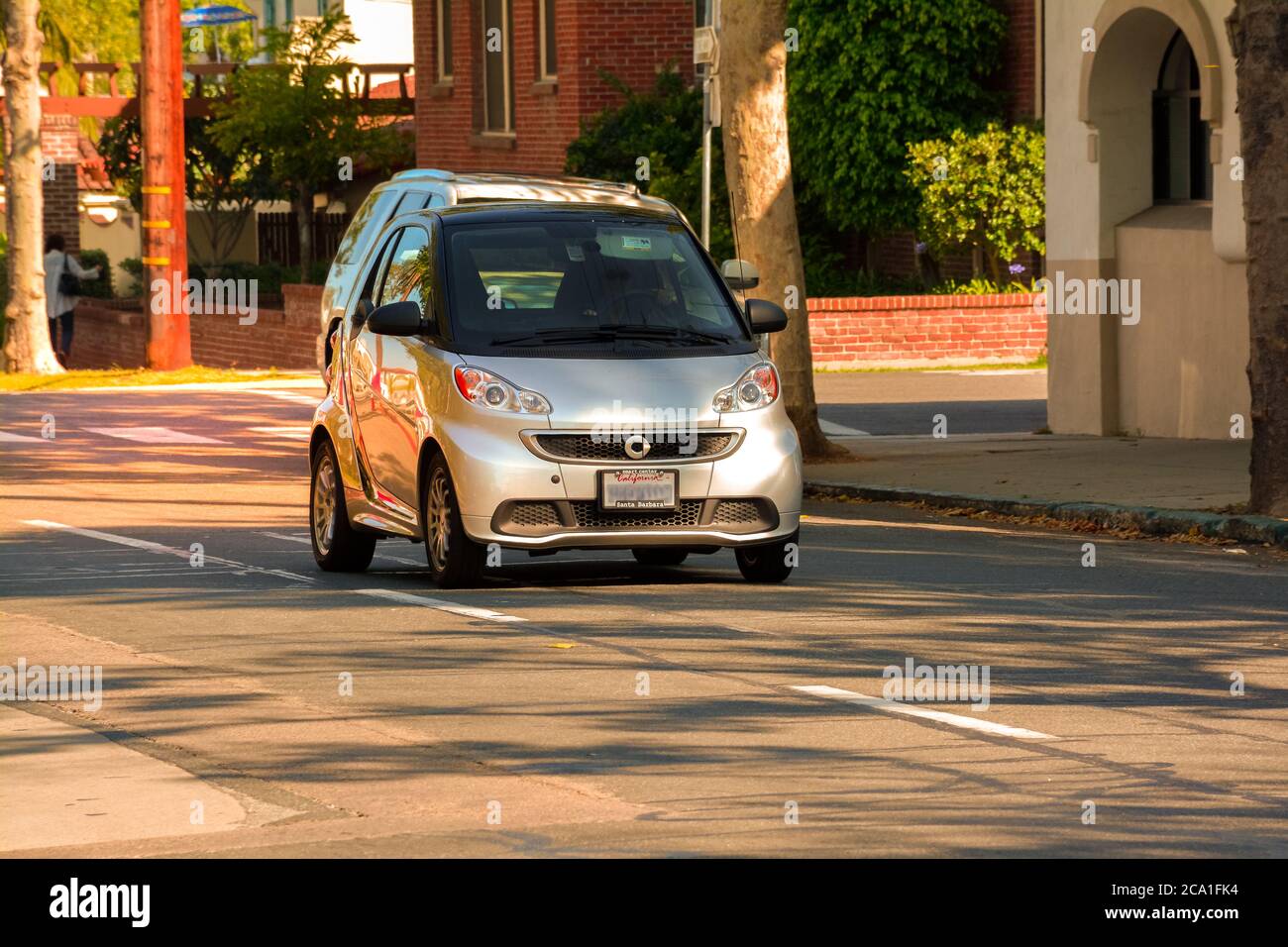 Eine Vorderansicht eines Smart Car, einer deutschen Marke von Kleinstwagen. Bekannt für KI und umweltfreundliches Fahren in der Innenstadt von Santa Barbara, CA Stockfoto