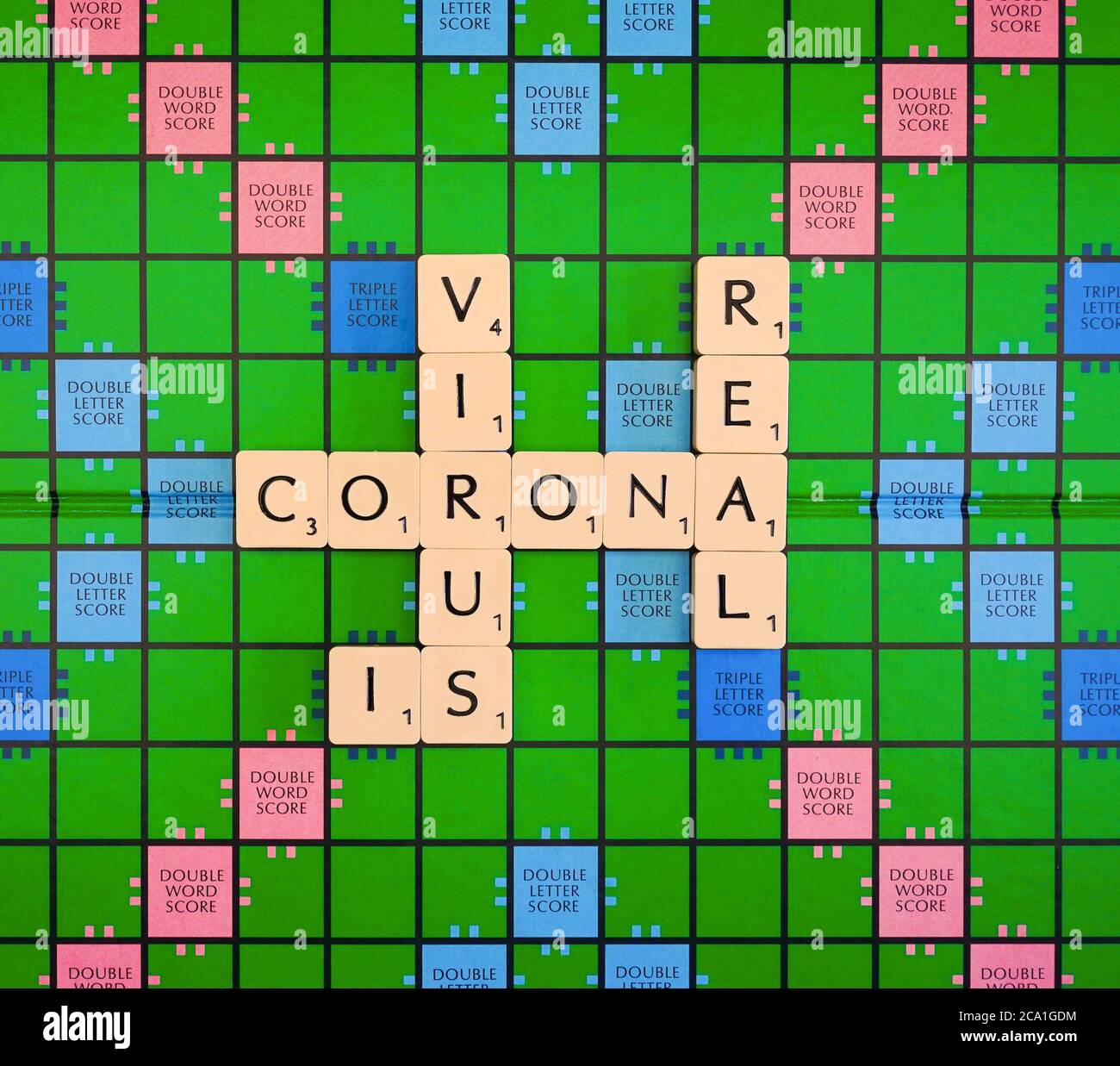 Nahaufnahme der Scrabble Board Spiel Fliesen Rechtschreibung der Nachricht CORONAVIRUS IST REAL. Diese globale Krise ist kein Spiel - es ist eine Lebens- oder Todessituation. Stockfoto