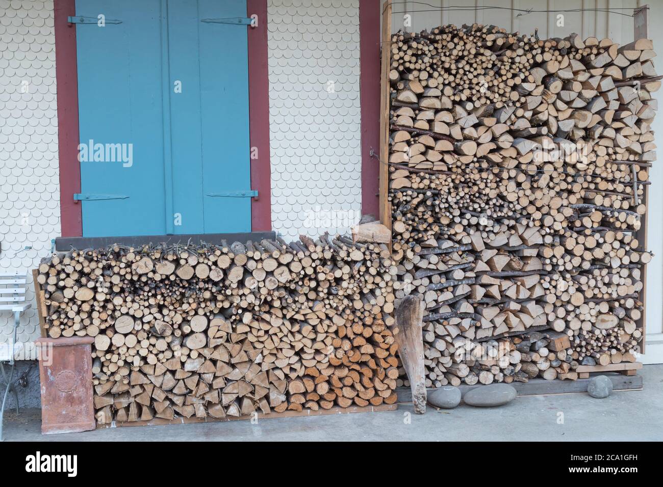 Brennholz Vorrat vor dem Holzhaus Stockfoto