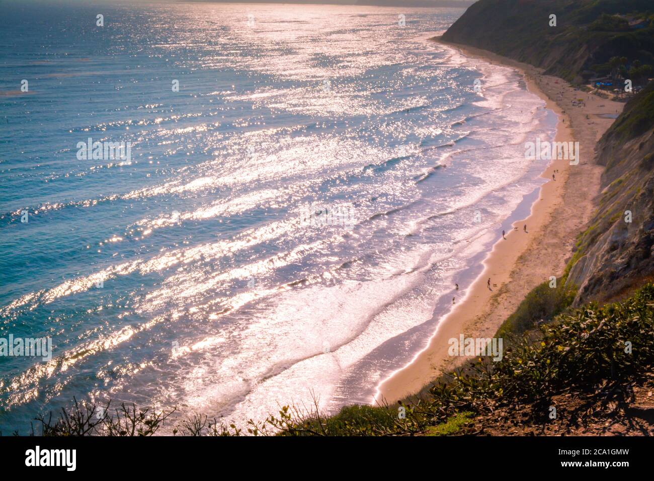 Sonnenüberstrahlender Blick von den Küstenklippen des Douglas Family Preserve mit Blick auf den Pazifischen Ozean und Hunde am Strand unten in Santa Barbara, CA Stockfoto