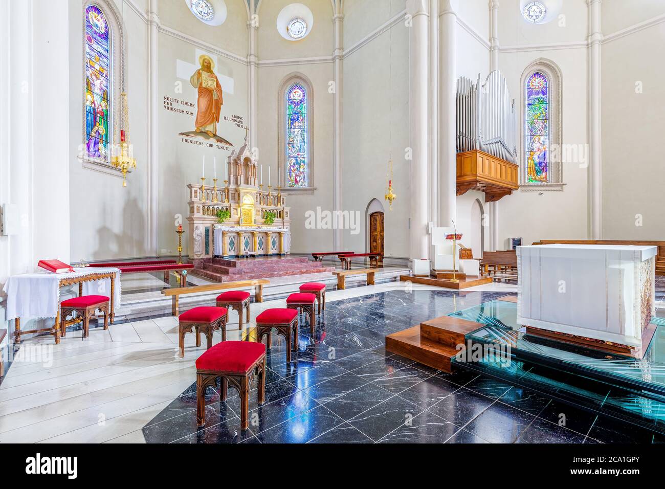 Innenräume von Divin Maestro - eine römisch-katholische Pfarrkirche in der kleinen Stadt Alba im Piemont, Norditalien. Stockfoto