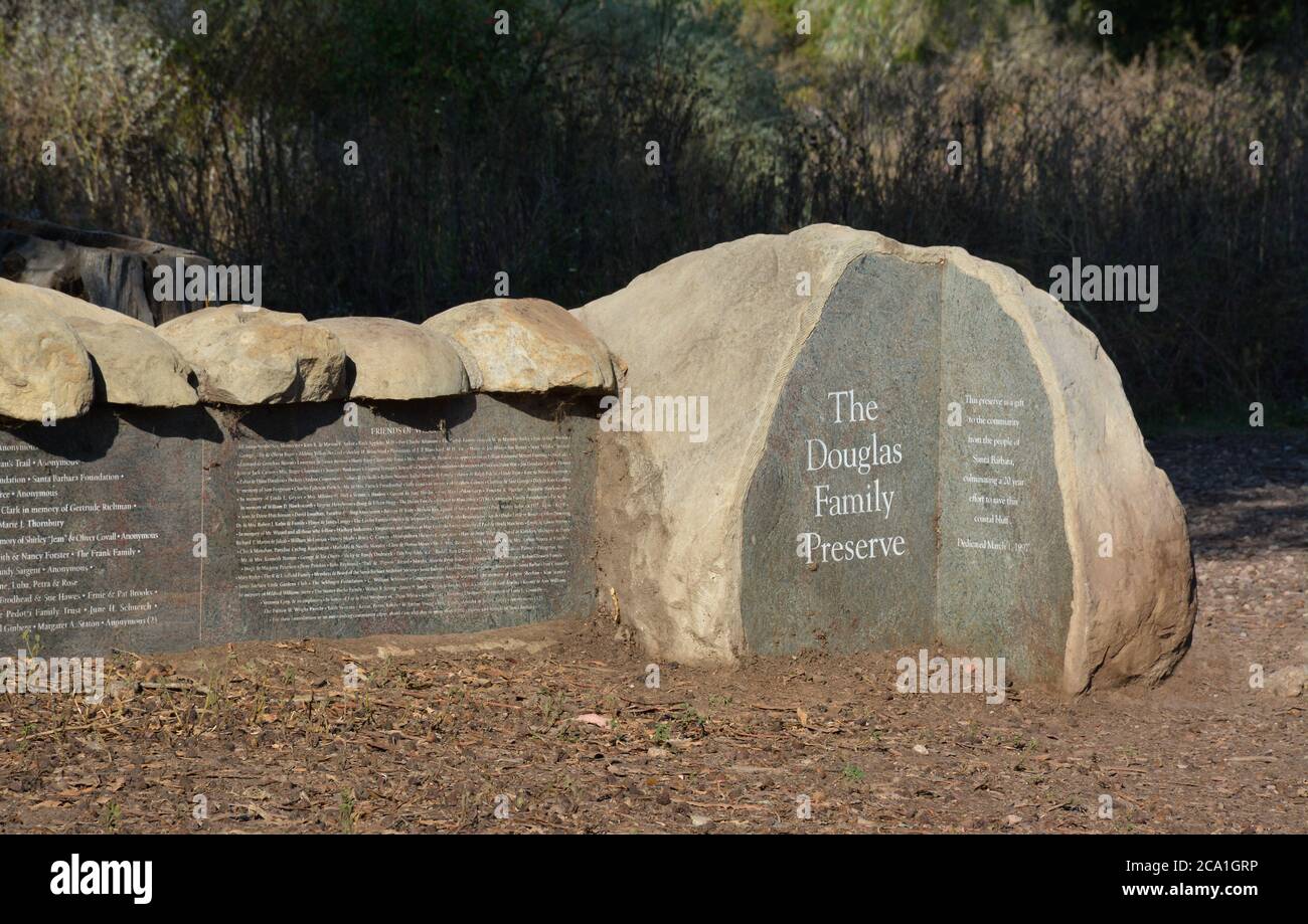 Eine Inschrift für die Douglas Family Preserve Widmungen sind in einen riesigen Felsen auf den Mesa Küstenfelsen in Santa Barbara, CA, gehauen, Stockfoto