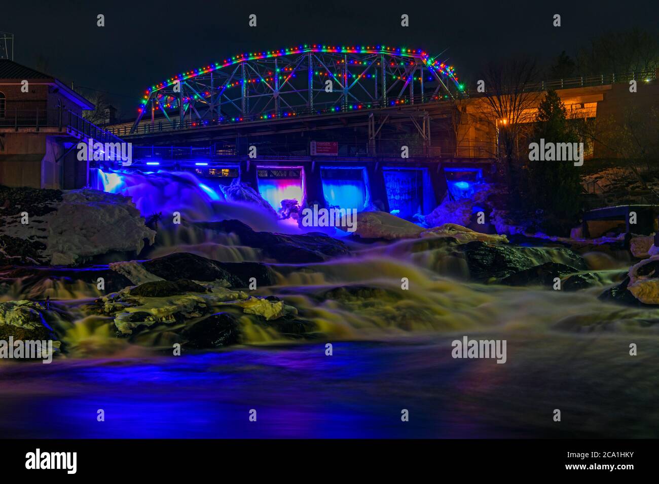 Bracebridge Falls auf dem Muskoka River bei Nacht, Bracebridge, Ontario, Kanada Stockfoto