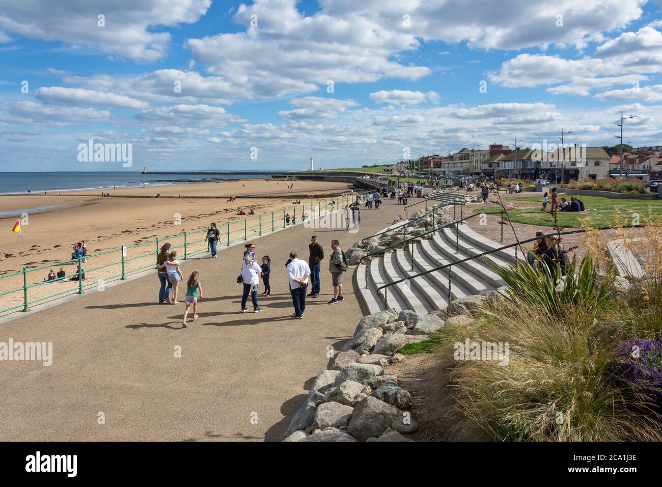 Belebte Promenade und Strandpromenade, Seaburn, Sunderland, Tyne and Wear, England, Großbritannien Stockfoto