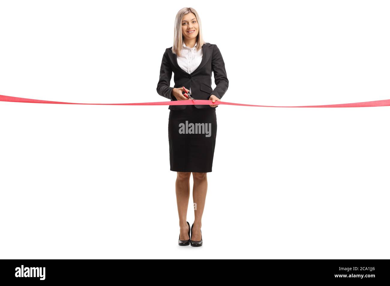 In voller Länge Porträt einer Geschäftsfrau schneiden ein rotes Band auf einem formalen Ereignis isoliert auf weißem Hintergrund Stockfoto