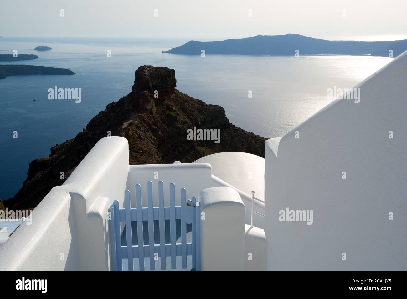 Blick vom Dorf auf Caldera. Santorini, Griechenland Stockfoto
