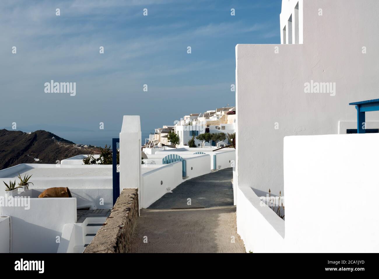 Durchgang zwischen Ferienwohnungen auf Santorini Griechenland Stockfoto