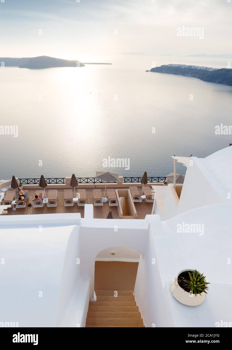 Blick auf das Meer über die Sonnenterrasse. Santorini, Griechenland Stockfoto