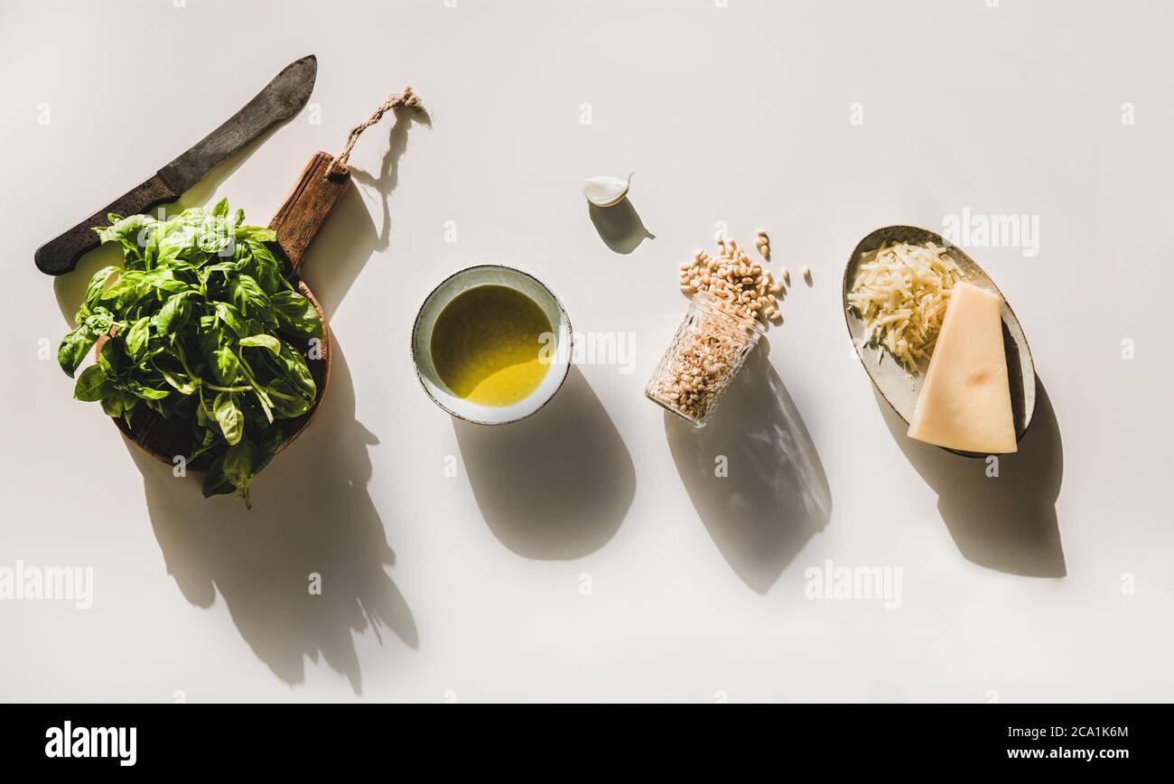 Basilikum, Olivenöl, Parmesankäse und Nüsse für Pesto-Sauce Stockfoto