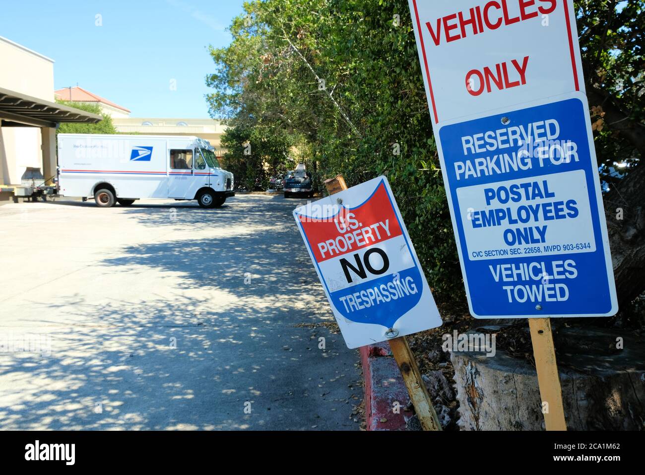 U.S. Post Office Postzustellwagen an einer Verladerampe an der Post in San Mateo, Kalifornien mit Schildern, die den Zugang zu Postangestellten einschränken. Stockfoto